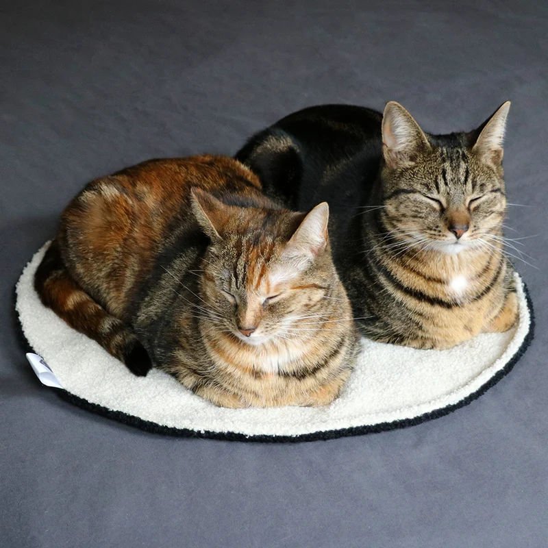 D&D Home I Love Happy Cats Maeve Round Plaid Cat Lying Mat Black 50x50x1cm