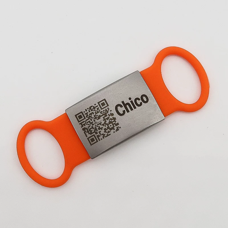 Klapperfreie Hundemarke Silikonslider mit Edelstahl-Schild für Halsbänder inkl. Gravur GRATIS