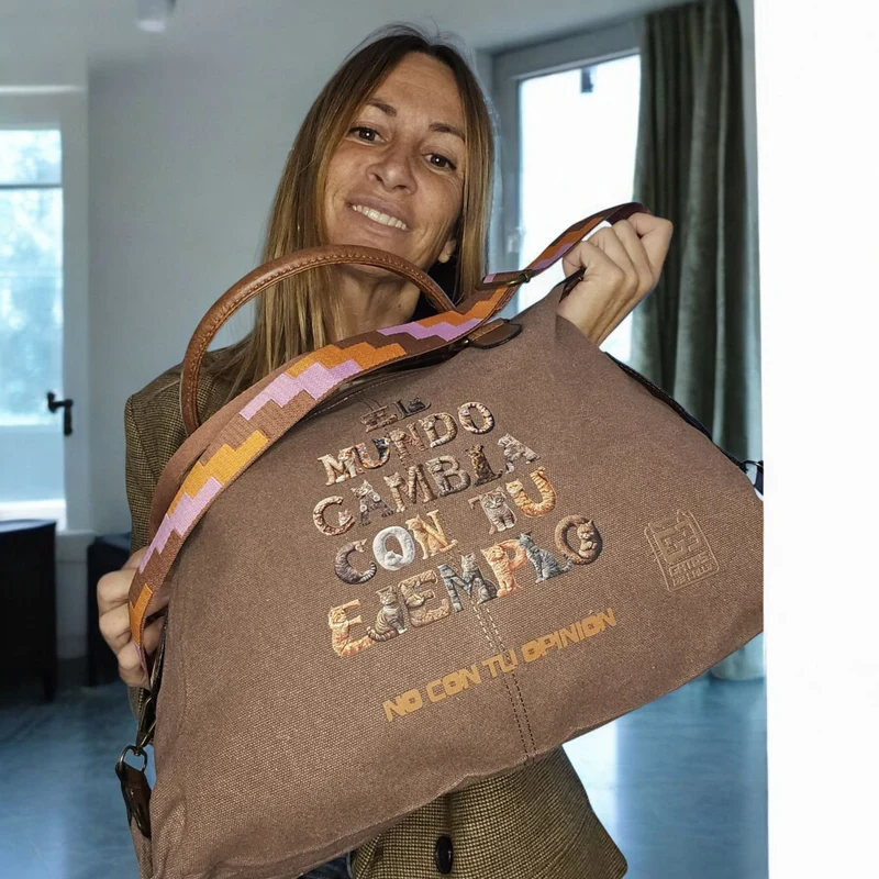 Bolso “El mundo cambia con tu ejemplo, no con tu opinión”- Marrón