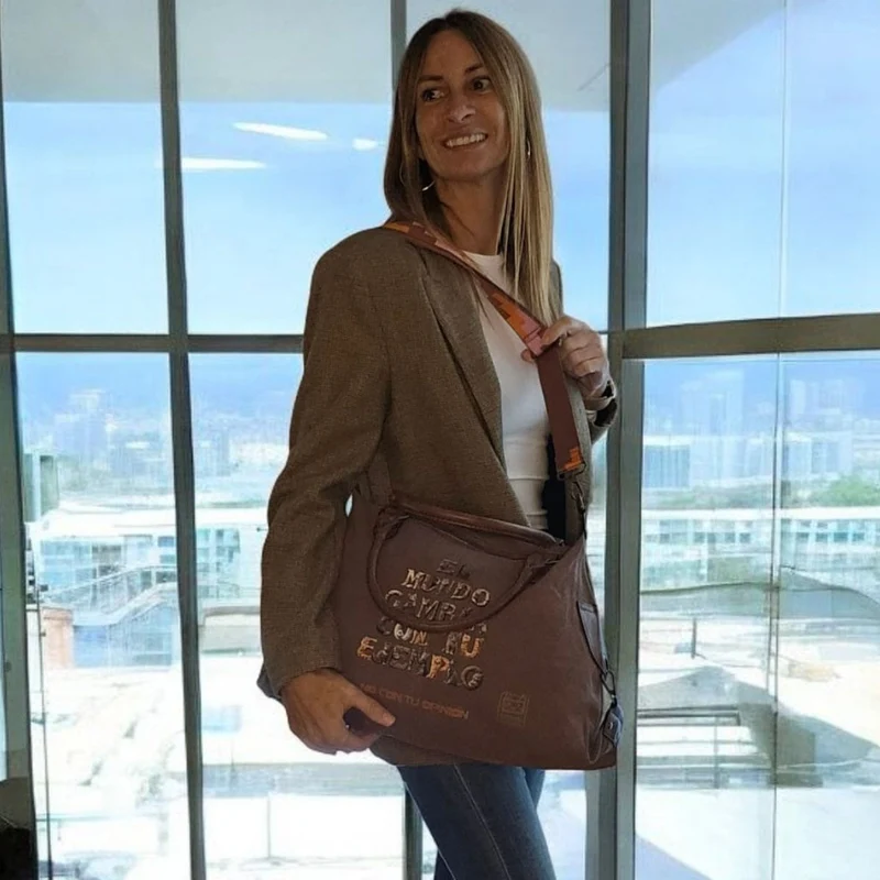 Bolso “El mundo cambia con tu ejemplo, no con tu opinión”- Marrón