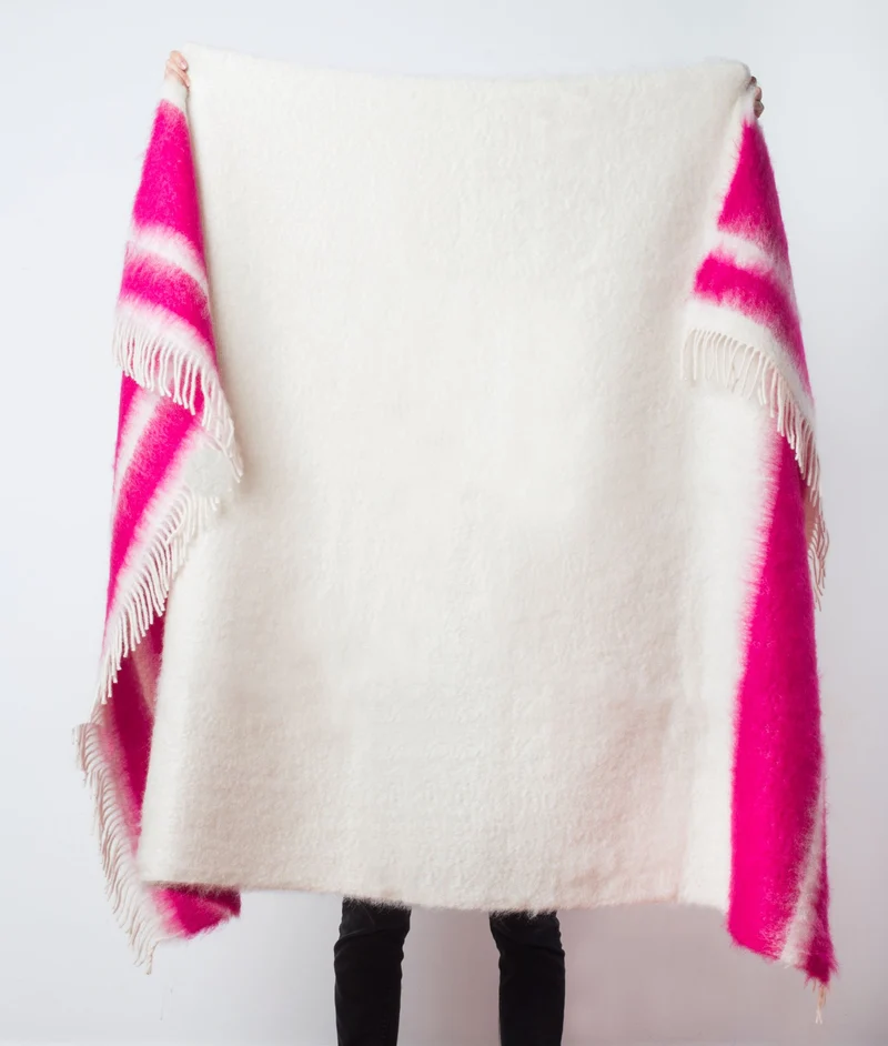 Manta de mohair blanco y fucsia