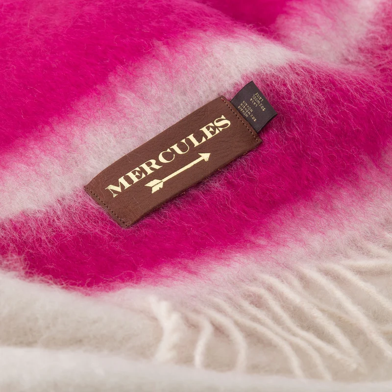 Manta de mohair blanco y fucsia