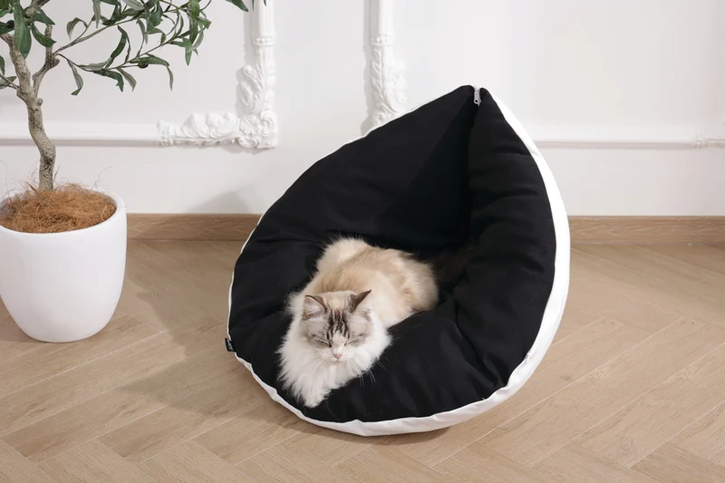 SWEET DREAMS triangle cushion black&white