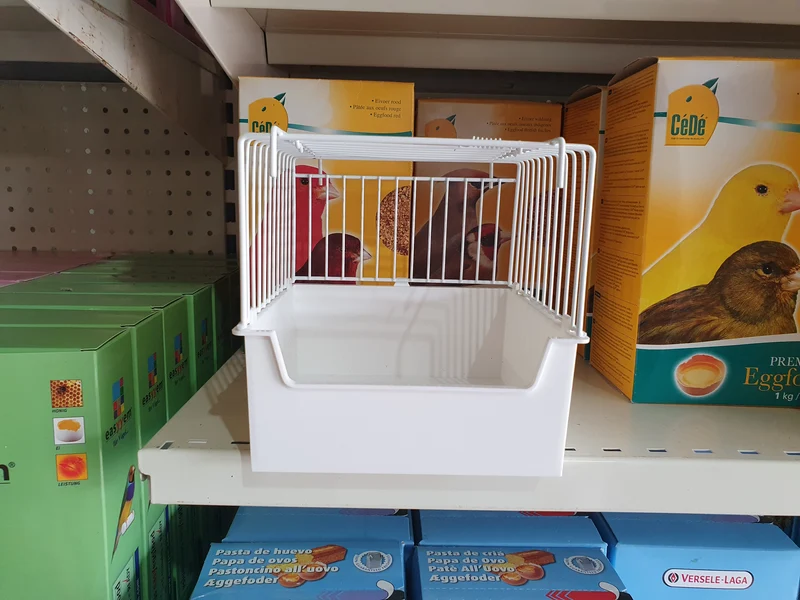 Jaula bebe con puerta pequeña