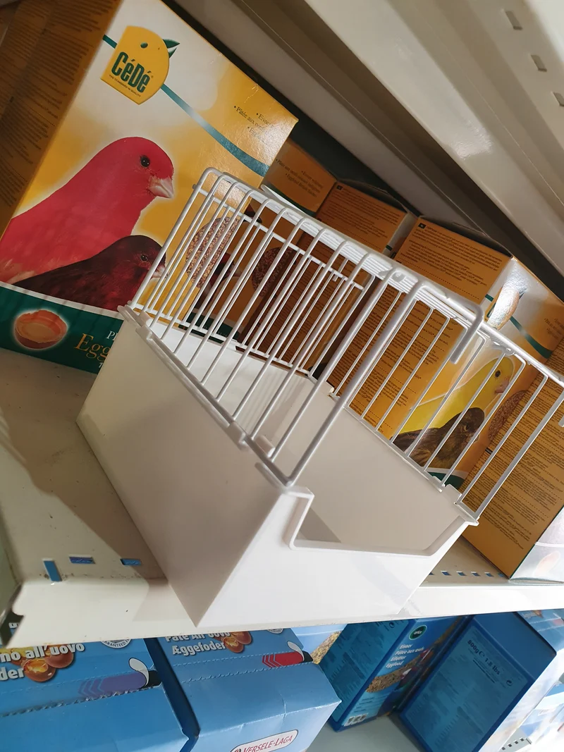 Jaula bebe con puerta pequeña