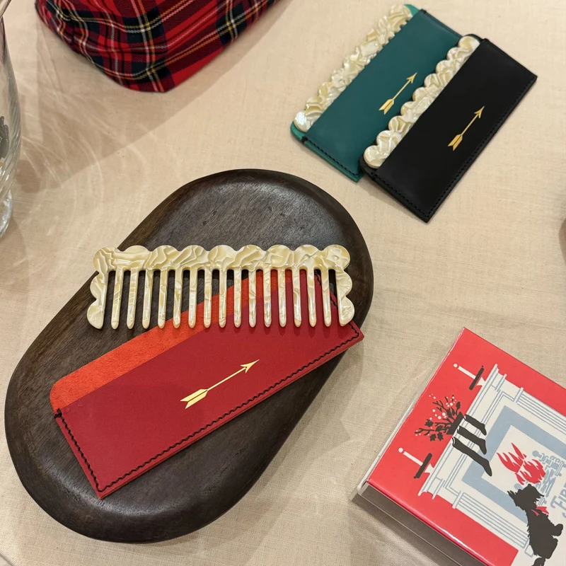 Peine con funda de piel roja