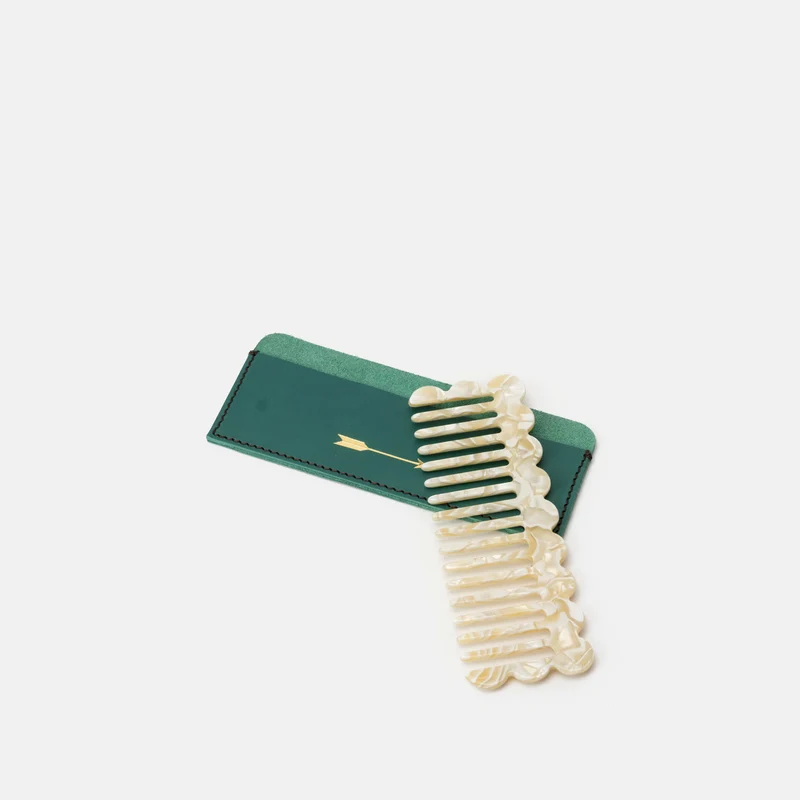 Peine con funda de piel verde