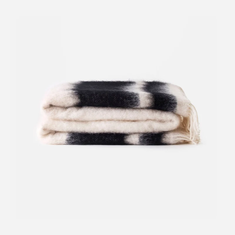 Manta de mohair blanco y negro