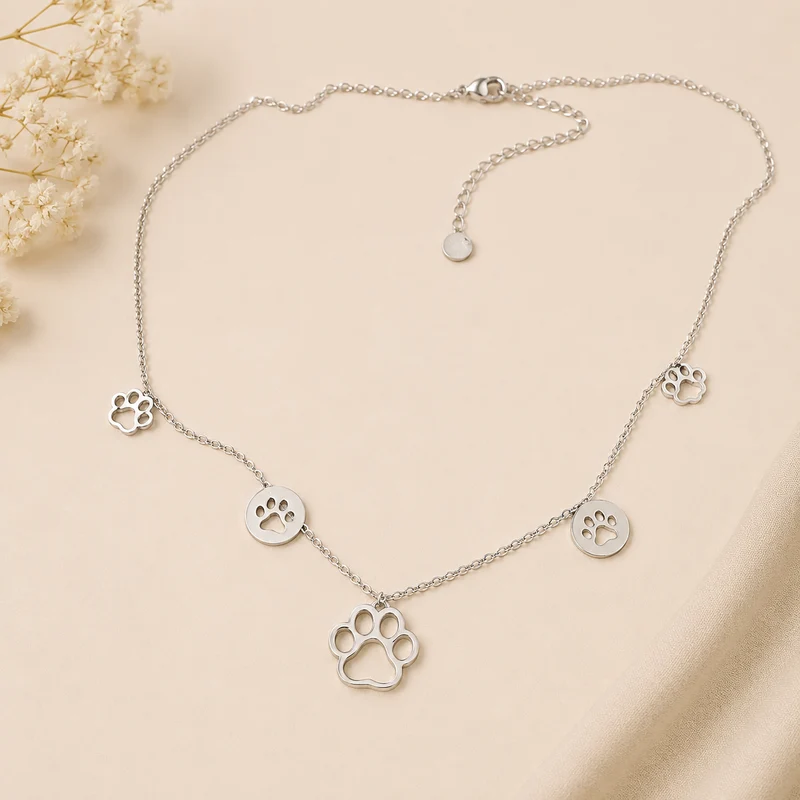 Collar de acero inoxidable con huellas
