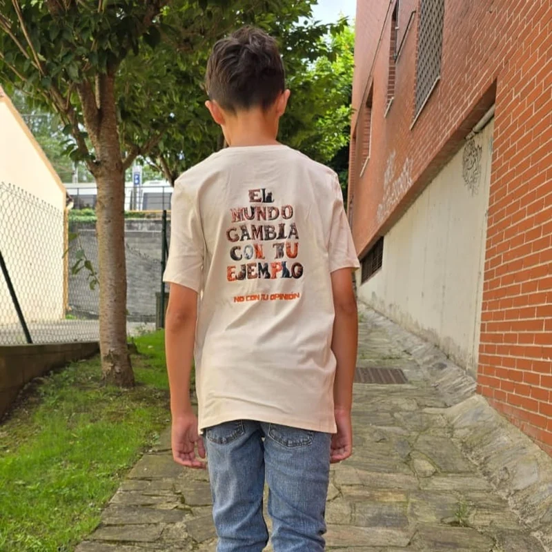 Camiseta Unisex niñ@s "El mundo cambia con tu ejemplo, no con tu opinión"